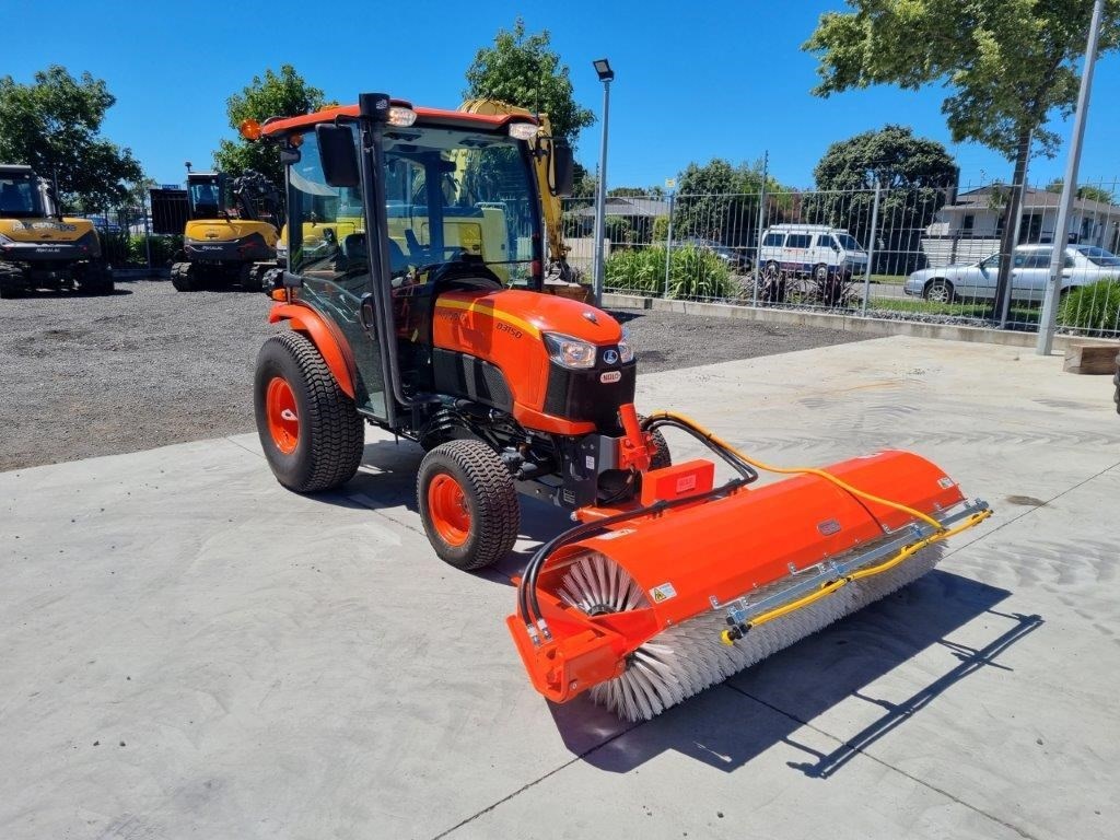 Kubota L5740 Tractor Sweeper – Ideal for Spray Seal Applications!